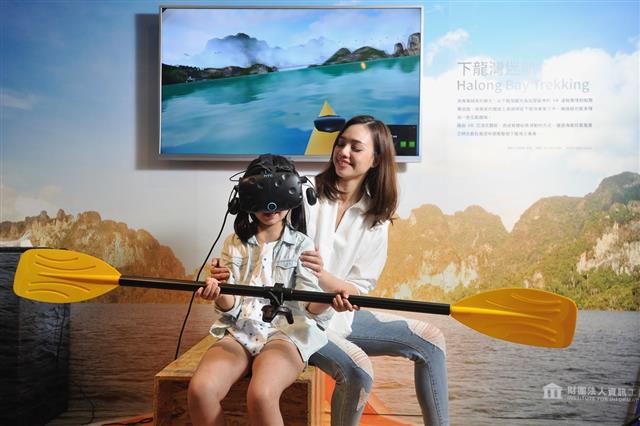 「下龍灣迷航」VR結合旅遊觀光，民眾手持獨木舟的船槳，擬真感受乘著獨木舟悠游下龍灣。