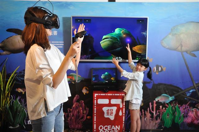 「綠島虛擬魔法書」VR帶民眾潛入綠島海底，虛擬餵食瀕危魚種「龍王鯛」。