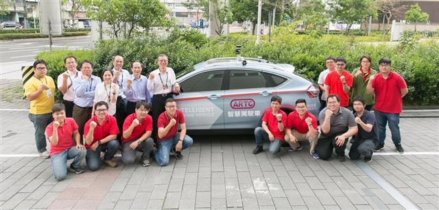 今年TARC台灣車輛研發聯盟最大亮點：一般道路上試乘體驗ARTC車輛中心智慧駕駛車。圖為車輛中心研發團隊合照。