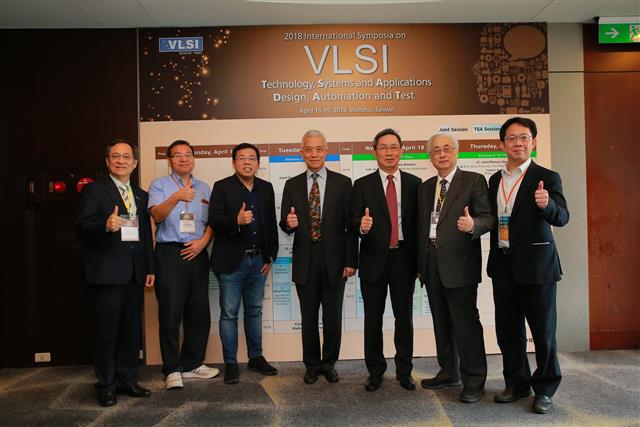 工研院主辦「VLSI國際研討會」並於會中頒發ERSO Award，圖左起潘文淵文教基金會執行長羅達賢、工研院資通所所長闕志克、沛星互動科技執行長游直翰、立錡科技董事長謝叔亮、世界先進董事長方略、潘文淵文教基金會創辦人之一胡定華、工研院電光系統所所長吳志毅。