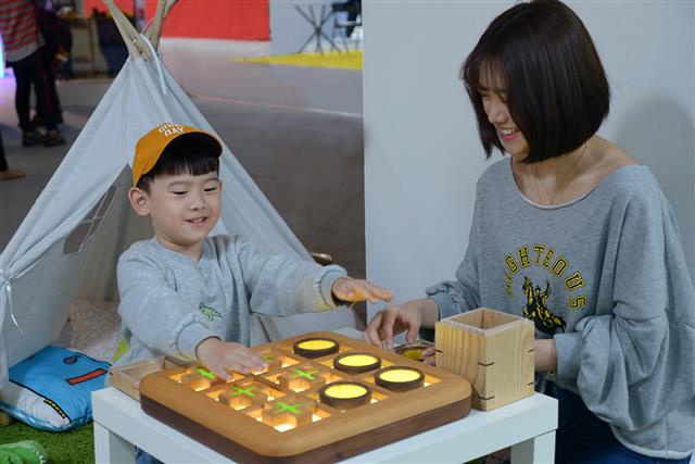 工研院的「OLED照明主題館」以智慧生活居家照明為主題，並用於親子互動，營造溫馨情境。