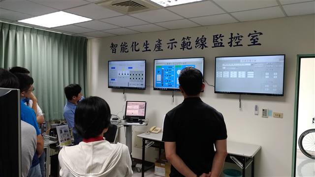 現場來賓參觀智能化生產示範線監控室