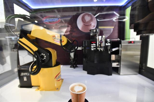 圖3：勵德智慧機器人自動咖啡販賣機運用工研院研發的機器人大腦控制器，將咖啡師非常細膩柔軟的拉花動作，完整經由機械手臂體現出來。