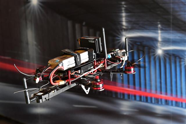 圖4、工研院研發「無人機隧道飛行解決方案」，可在沒有GPS環境下精準定位拍攝，如隧道、鋼橋、橋底、離岸風機等深處，進行滲水、劣化等檢測。