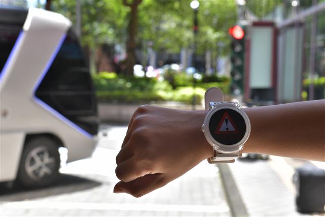 圖5、工研院展示5G時代重要車聯網技術C-V2X，如運用在智慧手錶上，行人穿越斑馬線遇到紅燈時，智慧手錶會即時警示，提升道路安全。