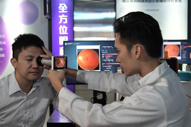 工研院開發的「行動視力箱」，將多種眼科檢查儀器整合成一只皮箱，適用於行動醫療服務。