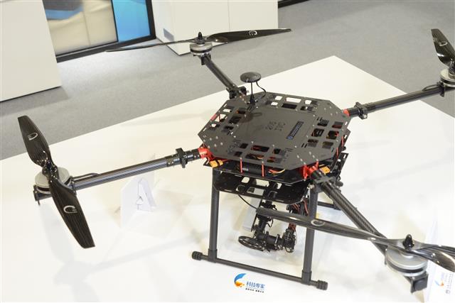 金屬中心開發的「多功能模組化無人飛行工具機」，以自行研發的創新技術-自動參數調節，確保無人機飛行時的穩定度。