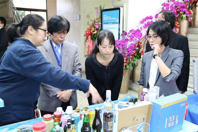 日本東京海洋大學今田千秋教授對臺灣深層海水相關開發產品瞭解關切。