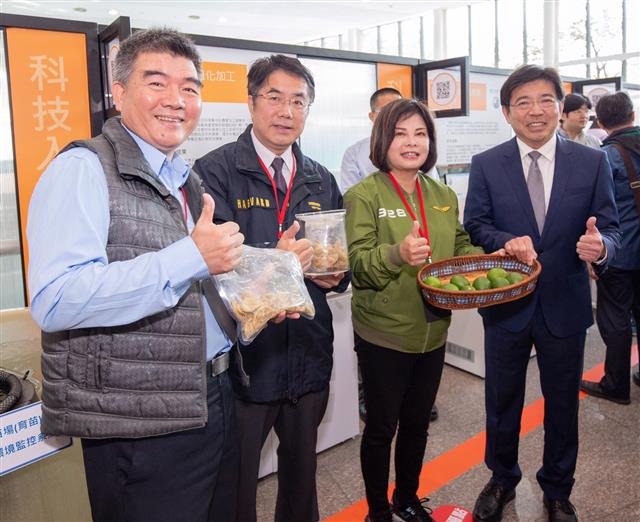 廢棄檸檬皮渣可做出生物炭、醋液等材料回歸友善耕種用途，還能產出包括如純露、精油與高價值果膠等材料。圖為工研院院長劉文雄(右一)與台南市長黃偉哲(左二)、永大食品總經理蔡耀輝(左一)。