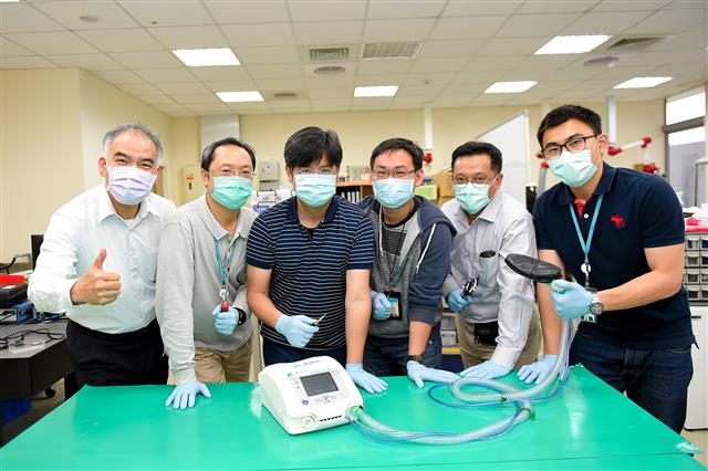 工研院攜手產業合作，17天就完成臺灣首台呼吸器原型機並順利運轉，提升臺灣產業爭取布局高階醫材機會，展現「Taiwan Helps」的實力。