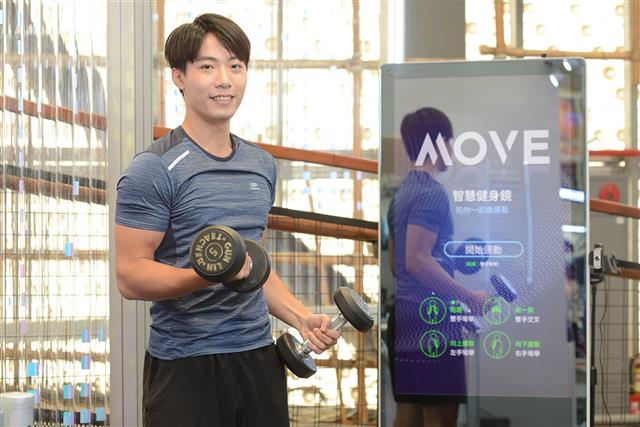 圖4、由資策會開發的智慧健身鏡，可自動分析運動影片中的動作姿勢，提高運動效果。