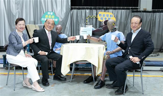 行政院長蘇貞昌(左二) 與經濟部長王美花(左一)參觀國內唯一碰撞實驗室，瞭解整車碰撞及臺灣新車安全評等(TNCAP)能量，與碰撞假人一起喝咖啡。