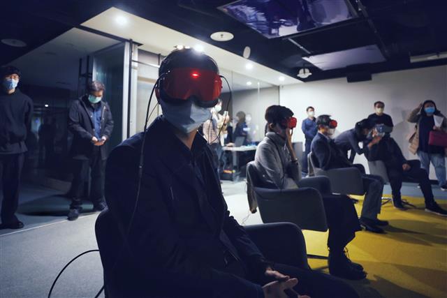工研院8K VR 360攝影即時串流直播系統，結合仁寶VR裝置等高度整合多項軟硬體功能，以高畫質360度全景直播，體驗臨場感。