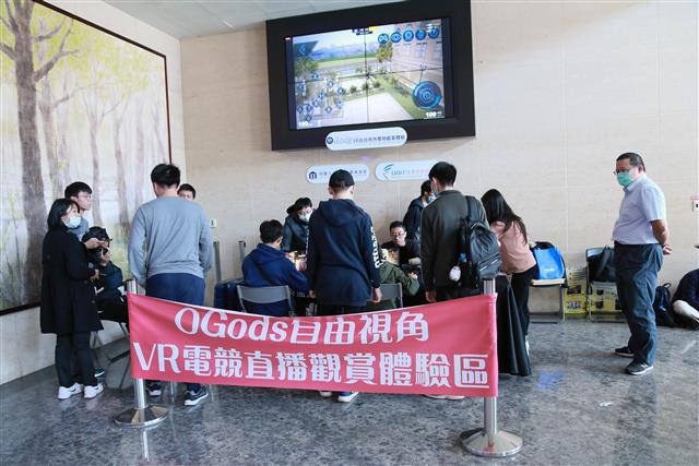 場外透過「OGods高自由度VR電競觀賞服務」讓學生及民眾體驗使用自由視角觀看賽事。