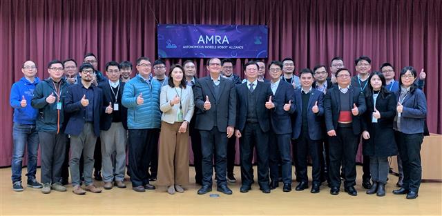 工研院聯手AMR業者，成立自主移動機器人聯盟(AMRA)，右七為推動召集人暨工研院機械與機電系統研究所所長胡竹生。