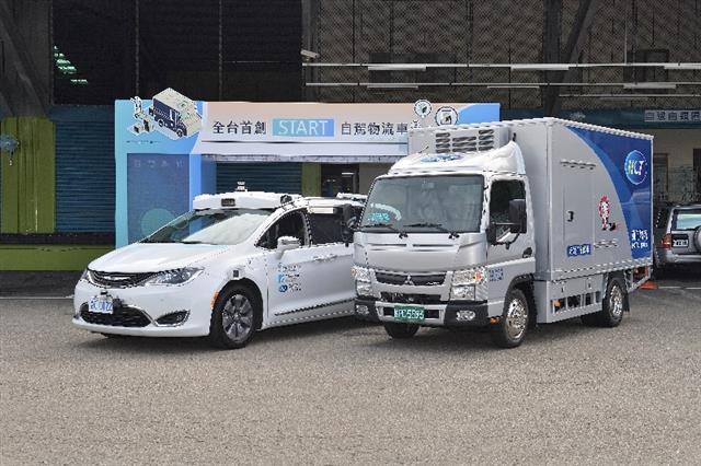 經濟部今(15)日宣布工研院與新竹物流合作，全臺首創從倉庫到倉庫透過自駕送貨，並行駛於新竹市最繁忙的汽機車混合車流之市區。