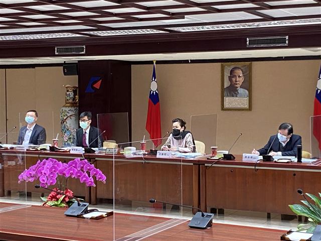 經濟部部長王美花及高雄市市長陳其邁聽取各單位進度報告。