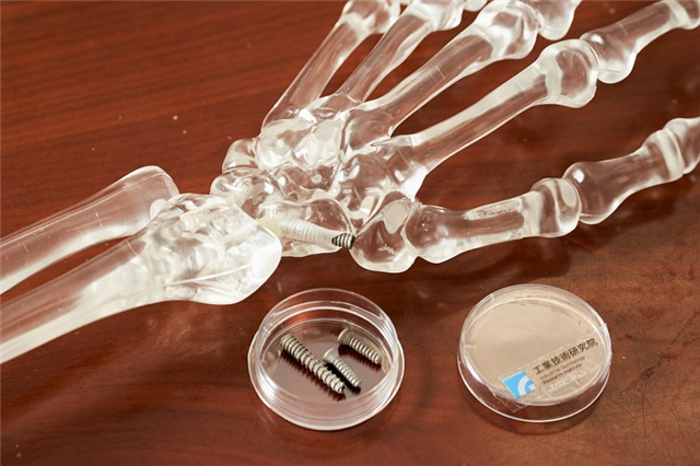 「促進組織整合仿生3D列印技術」打造出「仿生中空骨釘」，可透過模擬、設計與製程管控，製作不同規格、多孔隙的骨釘、椎間融合器等植入骨材。