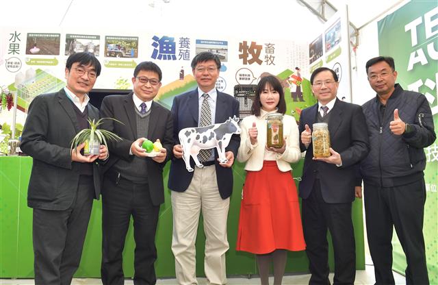 經濟部與農委會跨部會合作，串連農試機關及廠商，於中臺灣導入生質材料技術，應用在乳牛青貯飼料上。