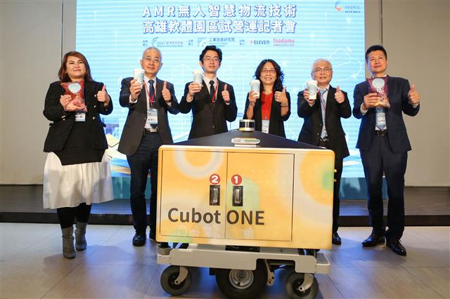 工研院打造全臺首個機器人外送員Cubot ONE，自3月1日起在高雄軟體園區的7-ELEVEN軟科門市試營運AMR外送服務。