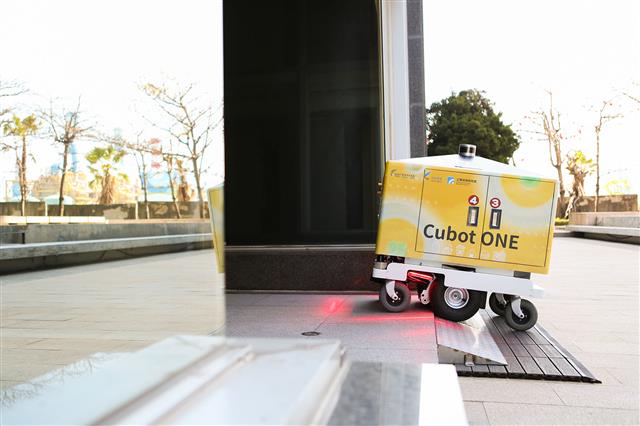 Cubot ONE機器人外送服務於高雄軟體園區試營運，整合3D定位與導航技術、5G連網整合技術及專利車體設計，遇到上下坡時也能平穩行進。