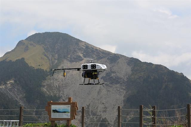 工研院開發燃料電池無人機已成功完成一系列跨海及高山救援驗證，並創下雙軸旋翼機酬載10公斤飛行126分鐘等多項優異長航時紀錄。