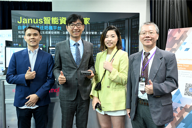 「自動化網路控管技術Janus」用行為打造資安防護網，應用於智慧醫院、智慧工廠。技術司司長邱求慧(左二)、資通所所長丁邦安(右一)與培育新創團隊合影。