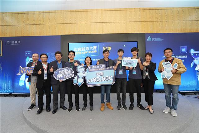 經濟部產業技術司邱求慧司長與智慧機器人冠軍清華大學「絕對穩定之星」隊伍合影。