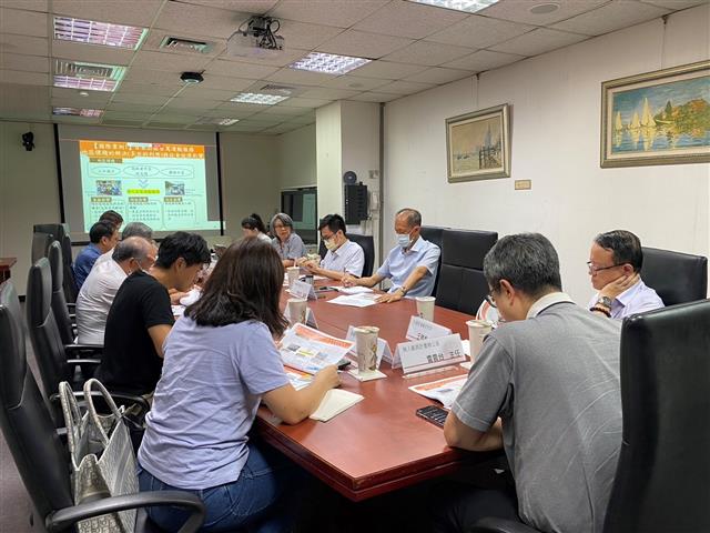 《自駕公共運輸服務社經影響評估指標座談會》會議進行。