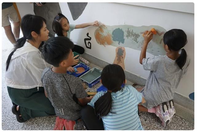 花蓮縣秀林鄉銅門國小師生共同創作美化校園角落。