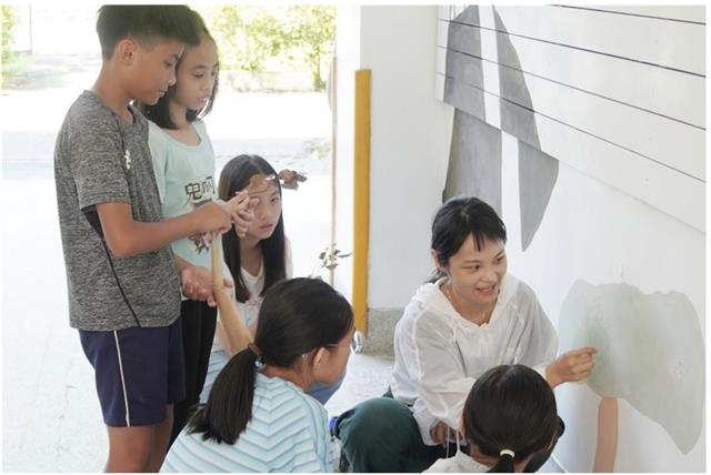 花蓮縣銅門國小學生利用C-STONE大理石創新塗料進行創作。