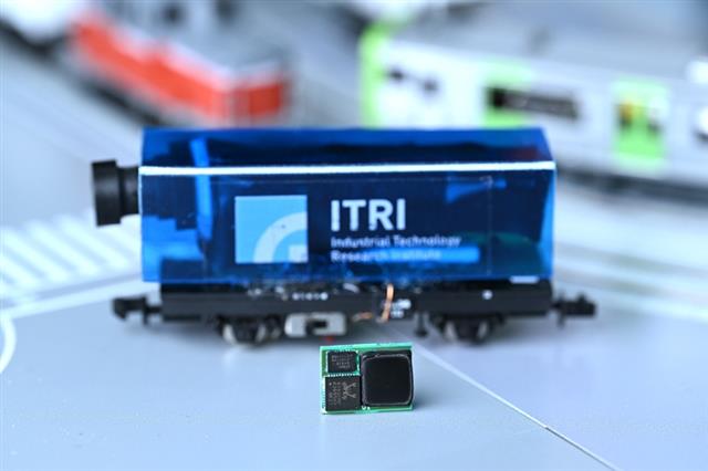 工研院全球首創「3D客製化晶片通用模組」，透過預製連線基板內嵌主動式切換晶片，有效將開發時程縮短至12週，提升效率七成，可突破AIoT產品上市瓶頸