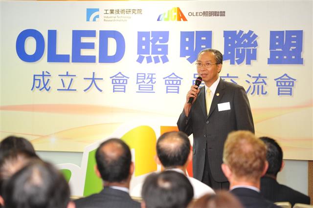 台灣照明公會理事長林慶源介紹燈具委員會。