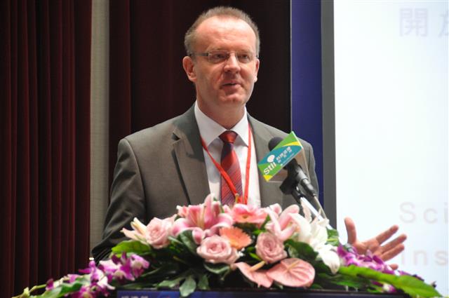 德國的阿登納基金會(Konrad Adenauer Stiftung, KAS)上海代表處主任Dr. Peter Hefele，以開放式創新(Open Innovation)為主題揭開此研討會的序幕。