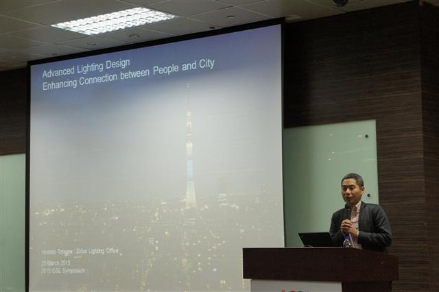 東京晴空塔燈光設計師戶恆浩人發表開幕演講。