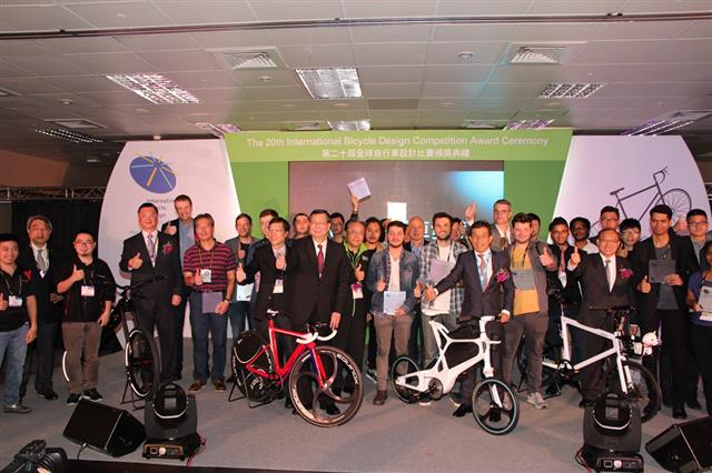 另開視窗，連結到第20屆IBDC全球自行車設計比賽頒獎典禮圓滿落幕，所有貴賓、得獎者與本年度概念車合影留念。(JPG檔)