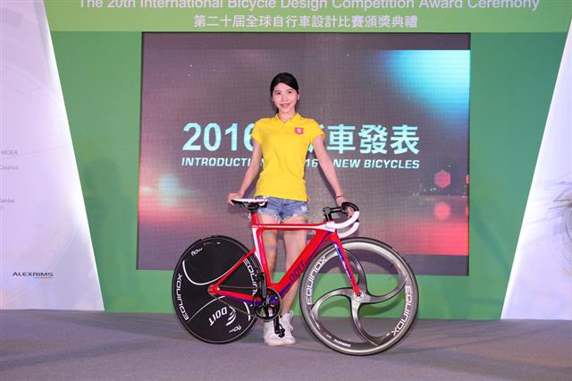 由自行車中心應用模擬分析技術所設計的低風阻場地車『TRACK BIKE』驚豔全場。
