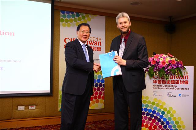 CIE-Taiwan會長段家瑞致贈紀念品給CIE- Australia  會長Tony Bergen