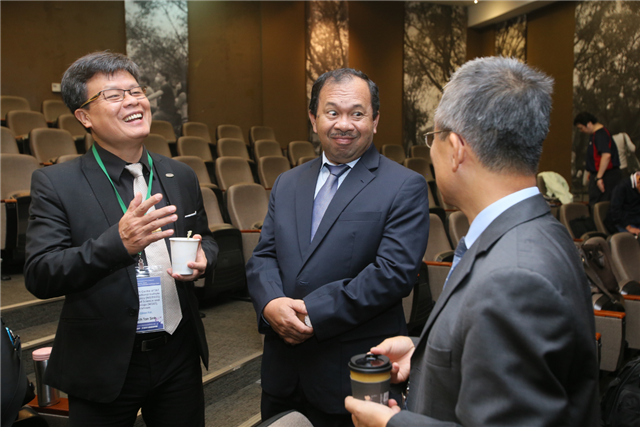 越南科技政策與戰略研究院副主任Dr. Bach Tan Sinh與印尼研究技術與高等教育部處長Dr. Jumain Appe及工研院歐辦特聘專家謝良翰博士相談甚歡。