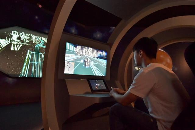 圖5：參觀者可體驗駕駛具有車載資通訊技術的智能車，在浩瀚星際廣場馳騁的快感。