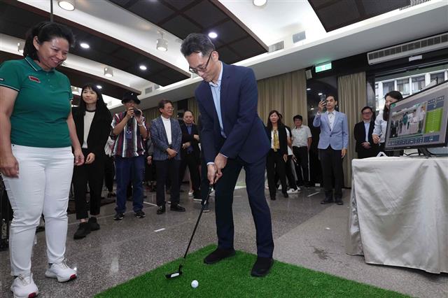 The AI Smart Golf Service System features the world&#39;s first portable all-in-one multi-sensor device