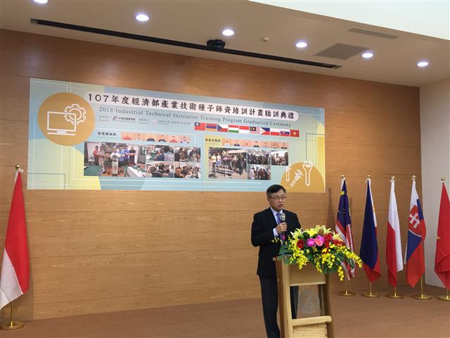 ICD Deputy Director General Shih-Chou Huang speaks at the closing ceremony.