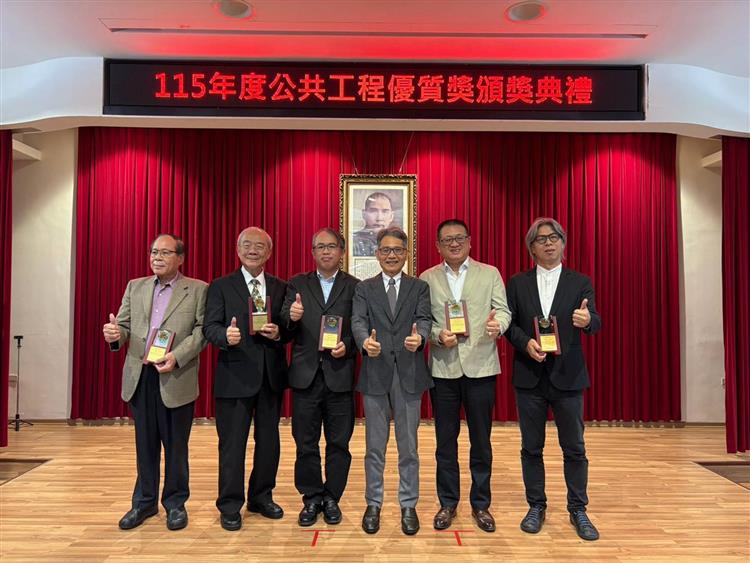 開啟彈跳視窗，連結到賴次長頒獎表揚產業園區管理局「高雄軟體園 區第二園區第一棟大樓興建統包工程」工程團隊(jpg檔)