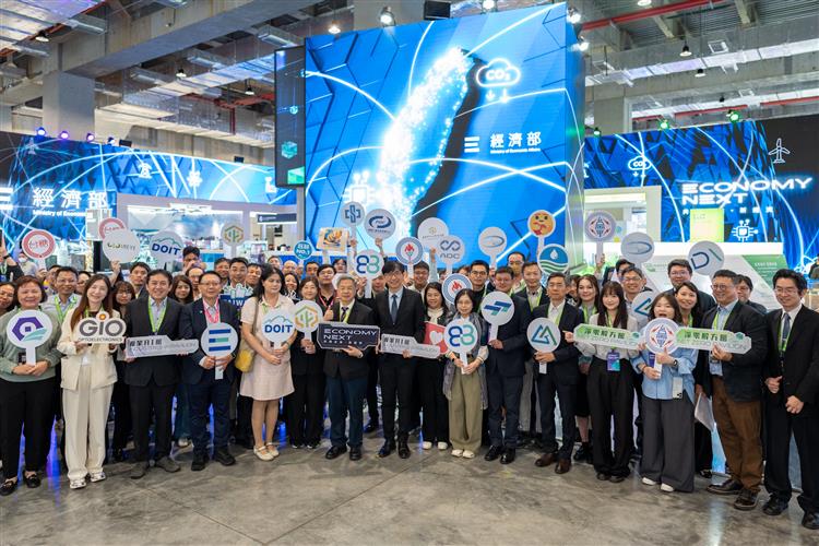 開啟彈跳視窗，連結到龔部長蒞臨經濟部產業AI與淨零解方孿生展館(jpg檔)
