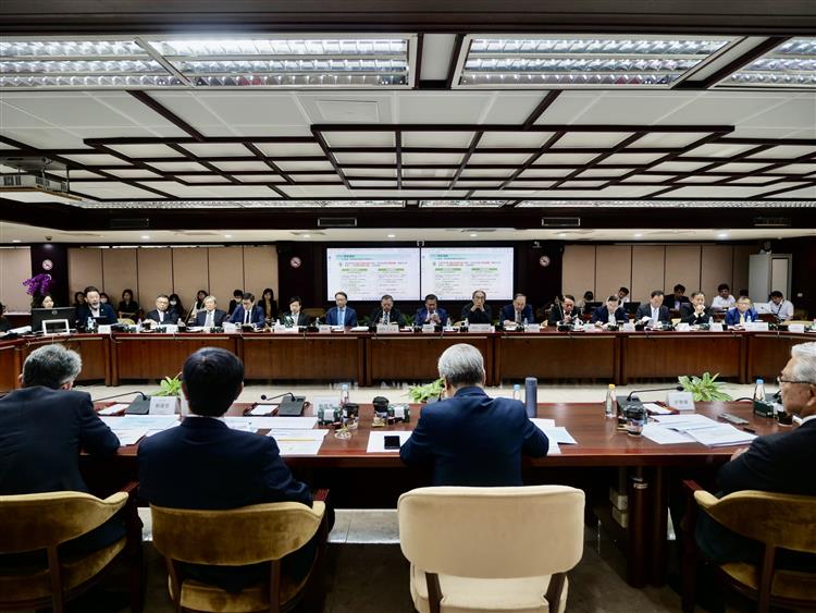 開啟彈跳視窗，連結到圖4說明：經諮會諮詢委員與會熱烈討論，凝聚產業界共識。(jpg檔)