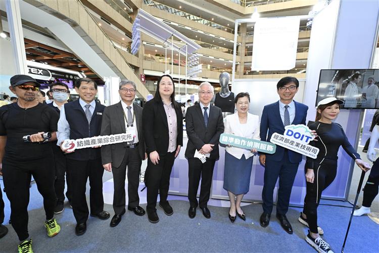 開啟彈跳視窗，連結到紡織所運用科技專案，開發全球首創的「精準動作偵測服飾」。(jpg檔)
