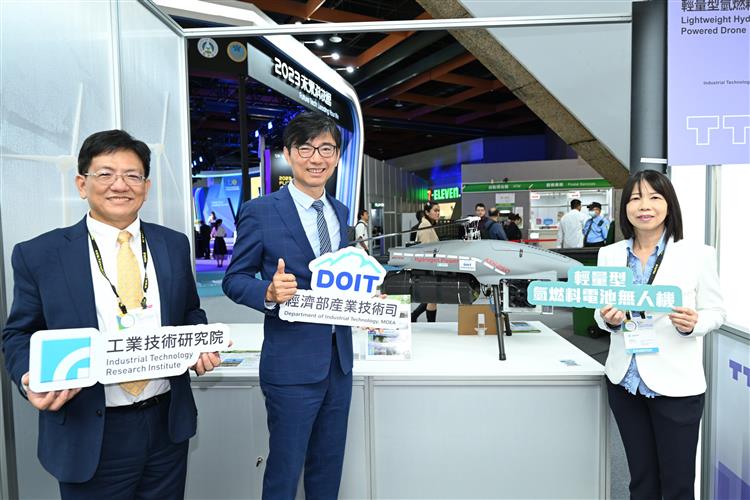 開啟彈跳視窗，連結到科技專案支持工研院開發「輕量型氫燃料電池無人機」，其研發出領先世界的輕量型高功率氫燃料電池，與同等級無人機相比，酬載重量5公斤創下連續飛行181分鐘。(jpg檔)