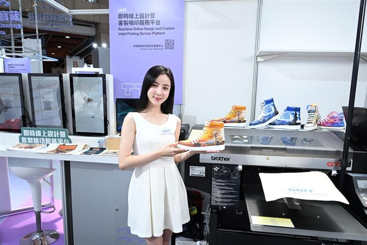 開啟彈跳視窗，連結到科技專案支持印研中心開發「即時線上設計暨客製噴印服務平台」，解決過往噴印時無法精準校正、偏移或錯位等問題。(jpg檔)