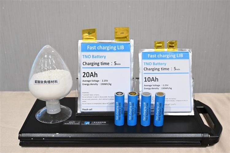 開啟彈跳視窗，連結到「鈮酸鈦」負極材料五分鐘就可以快速充電，電池壽命長達20年，而且可以在-40度到-60度正常運作。(jpg檔)