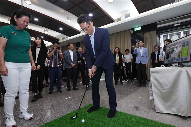 開啟彈跳視窗，連結到「AI智慧高球服務系統」首創可攜式複合感知一體機，結合「AI虛擬教練」提供即時動作回饋，並以輕量化設計大幅減少系統建置時間(jpg檔)